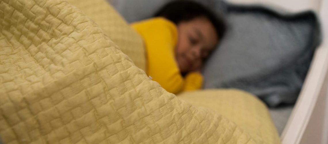 Couverture lestée : efficace pour mieux dormir… ou surcotée ?